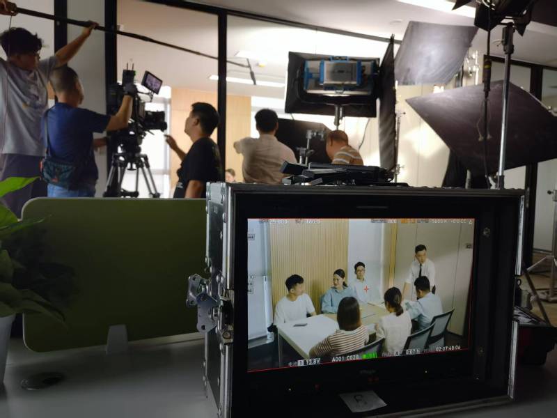 九龙县TVC拍摄公司：科技产品视觉化大师，诠释未来感与功能美学